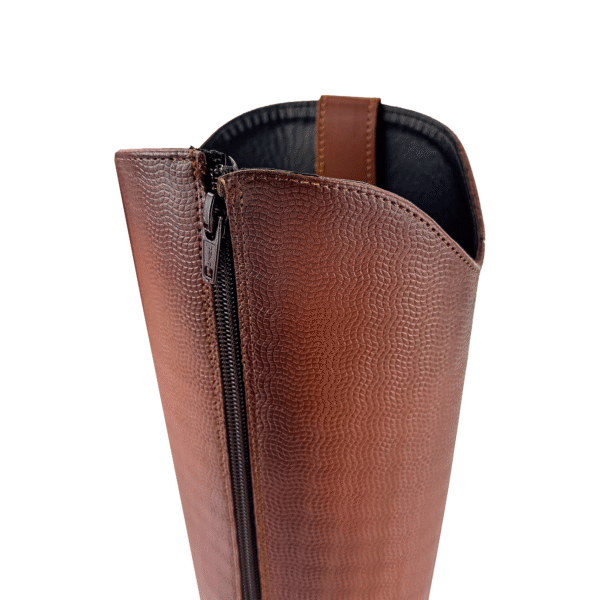 Bota Larga Sintética Lisa Café