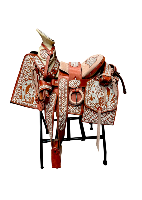 MONTURA CUADRADA VAQUETA BORDADA ASIENTO FORRADO